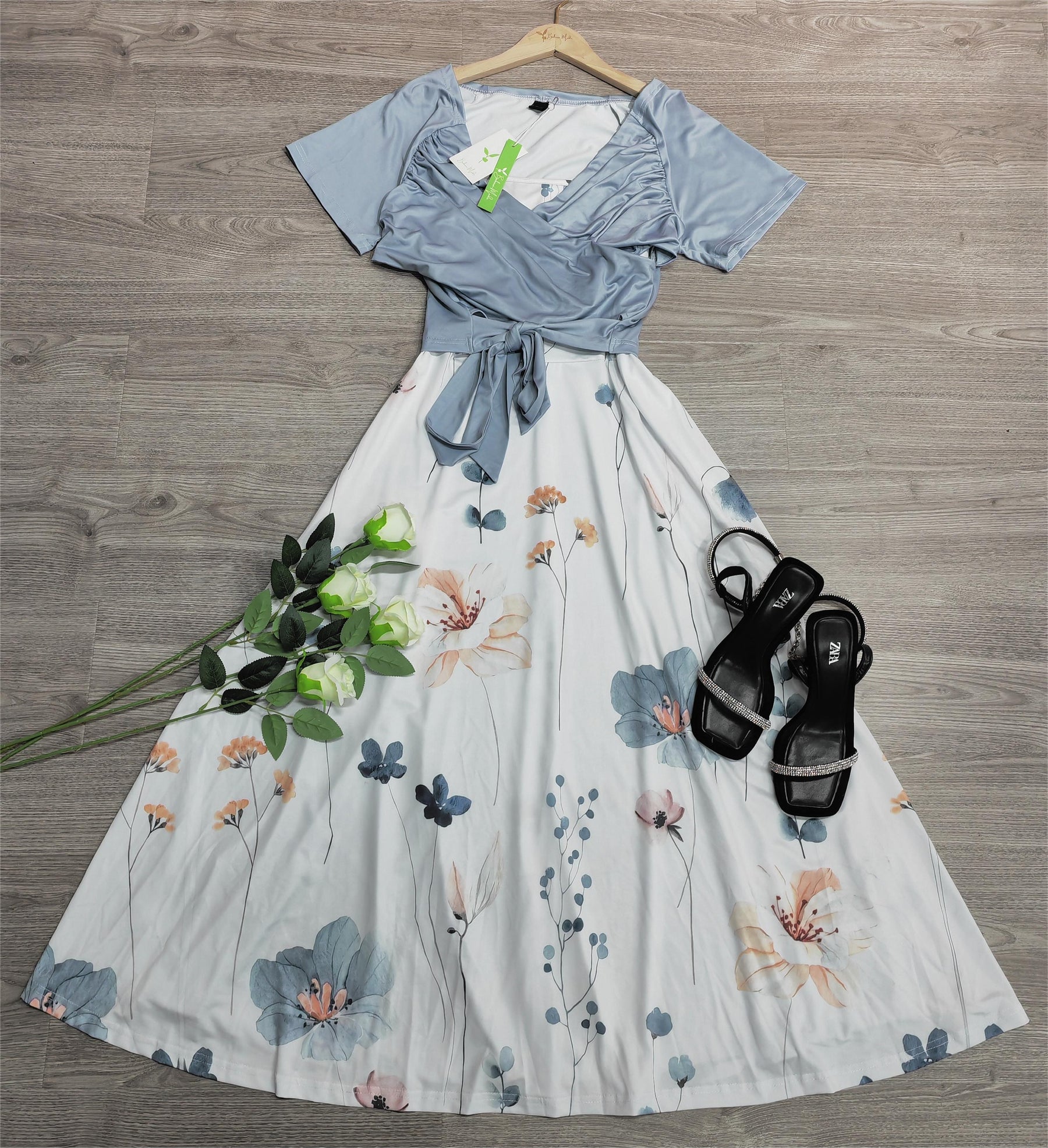 EcoExotica® - Zweiteiliges weißes Damenkleid mit Blumendruck